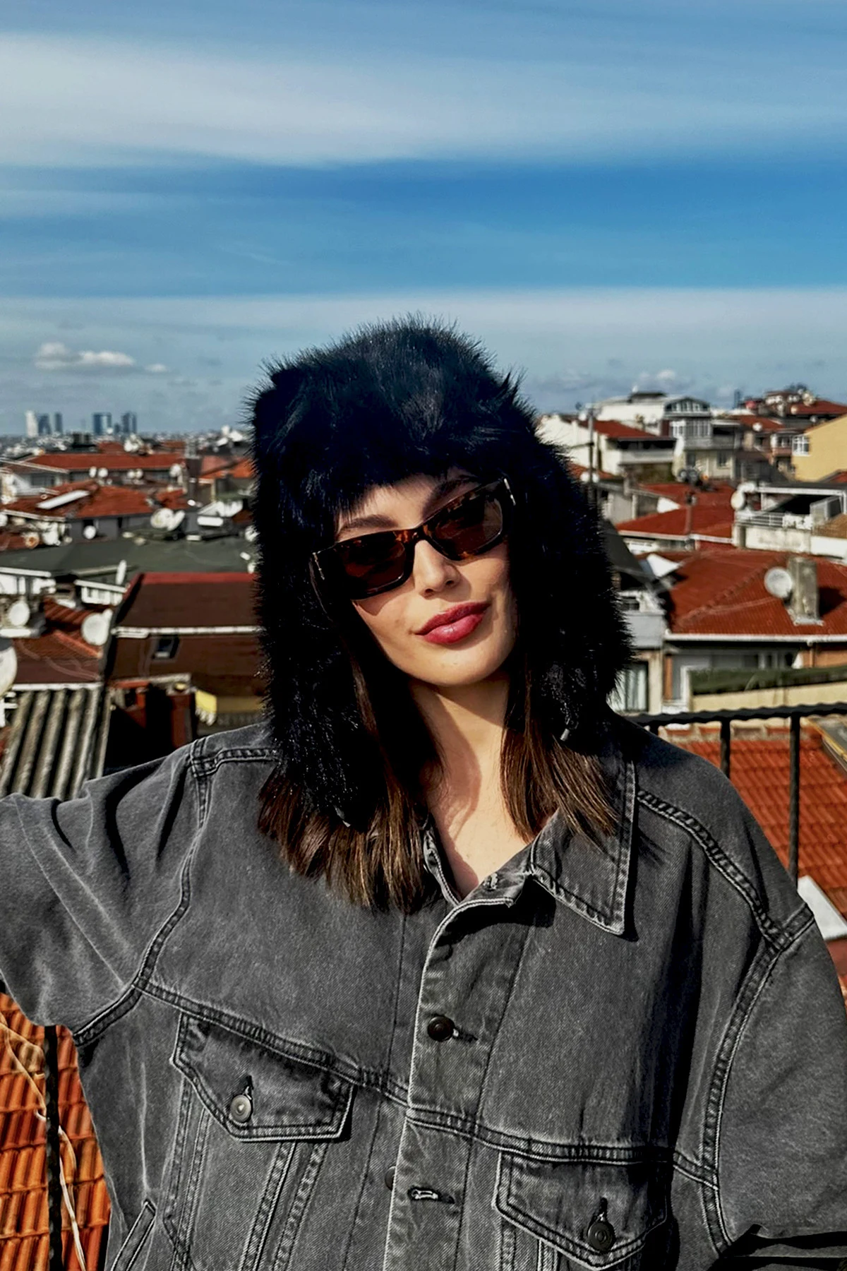Kadın Peluş Kışlık Suni Kürklü Luxury Pilot Şapka · Modelli kullanım