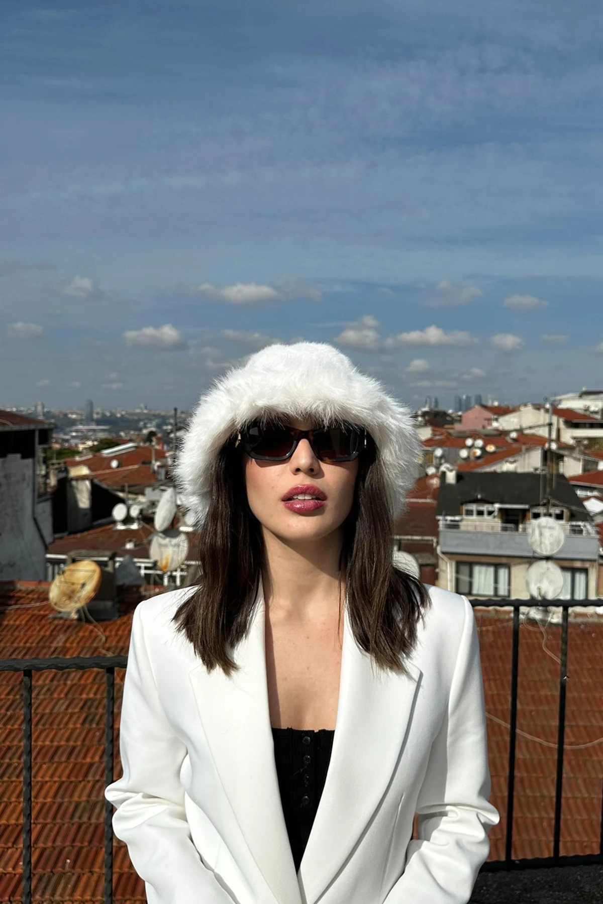 Kadın Luxury Peluş Kışlık Suni Kürklü Bucket Kalpak Şapka · Model üzerinde detay