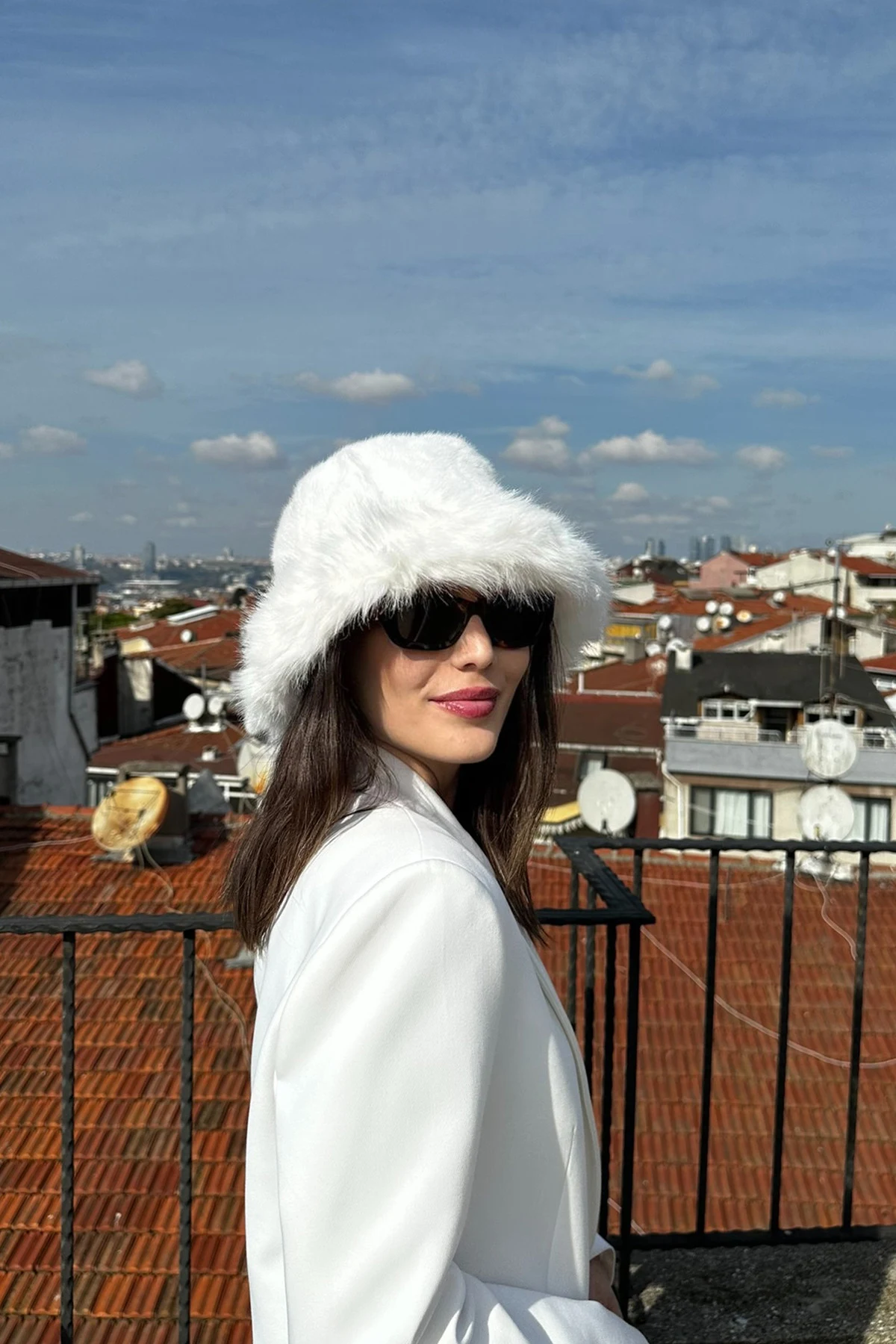 Kadın Luxury Peluş Kışlık Suni Kürklü Bucket Kalpak Şapka · Model üzerinde detay