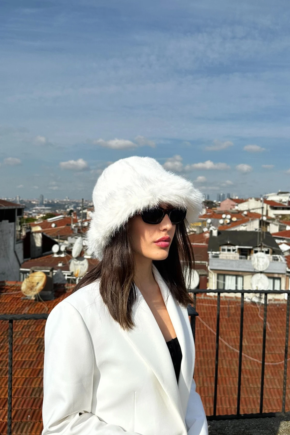 Kadın Luxury Peluş Kışlık Suni Kürklü Bucket Kalpak Şapka · Modelli kullanım