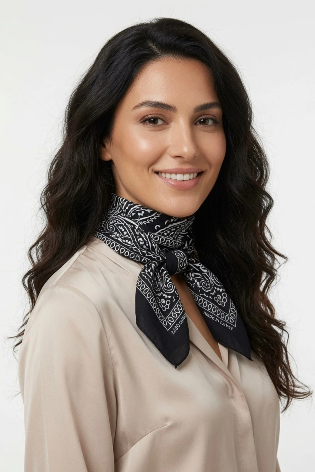 Şal Desenli Mevsimlik Bandana · Model üzerinde detay