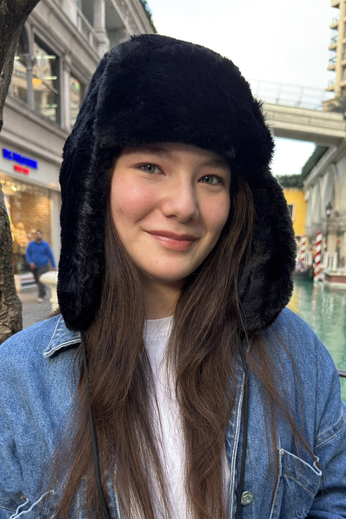 Ponponlu Peluş Pilot Şapka · Modelli kullanım
