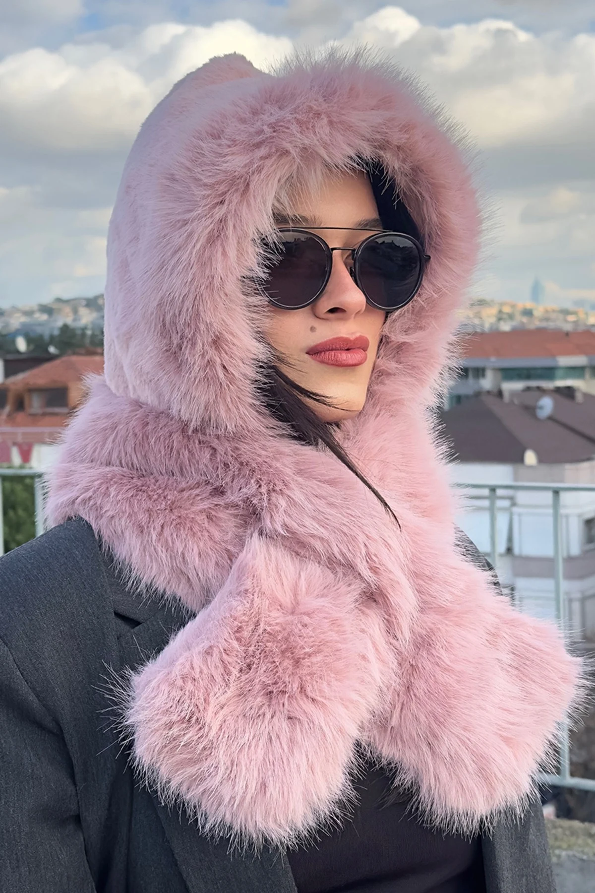 Kürklü Kapüşonlu Atkı · Modelli kullanım
