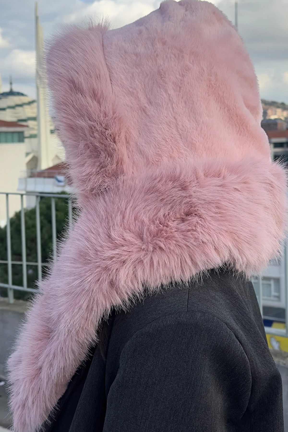 Kürklü Kapüşonlu Atkı · Model üzerinde detay