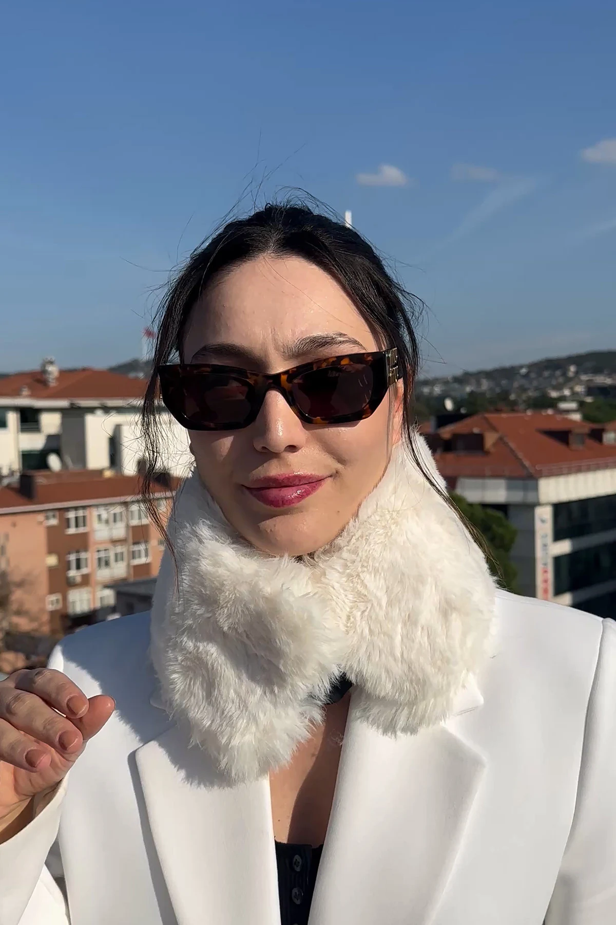 Kadın Kışlık Suni Kürk Mıknatıslı Yumuşak Peluş Boyunluk · Model üzerinde detay