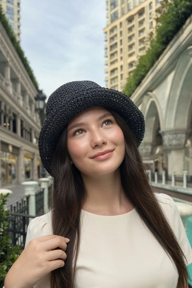 Örme Dokuma Basic Bucket Şapka · Model üzerinde detay