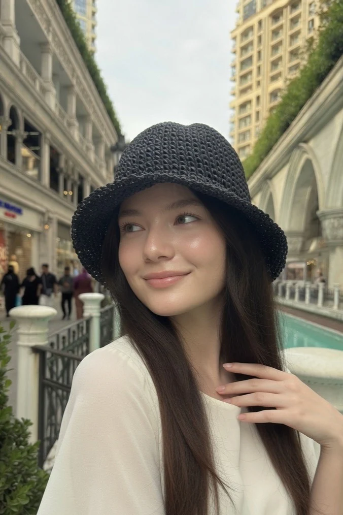 Örme Dokuma Basic Bucket Şapka · Modelli kullanım