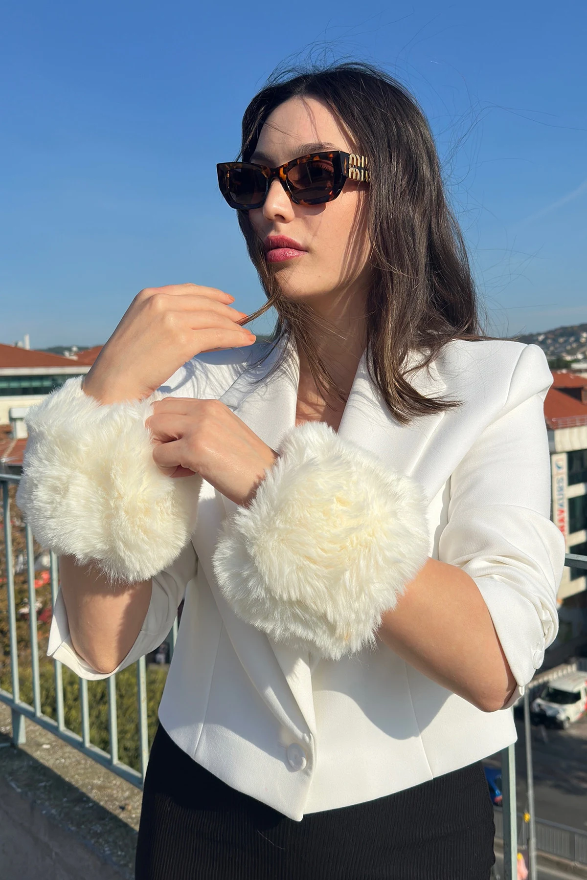 Kadın Lüks Peluş Manşet Bİleklik Suni Kürk Kolluk · Modelli kullanım