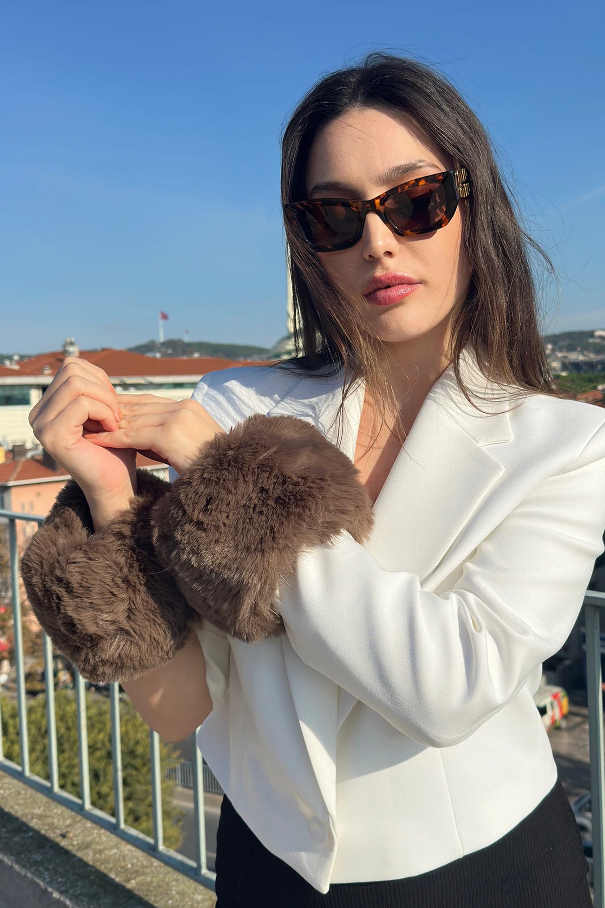 Kadın Lüks Peluş Manşet Bİleklik Suni Kürk Kolluk · Model üzerinde detay