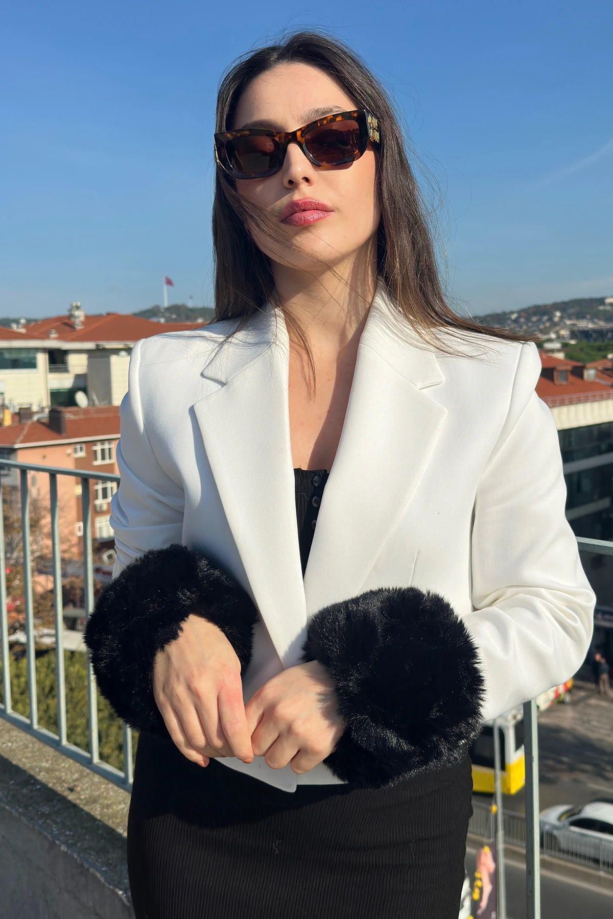 Kadın Lüks Peluş Manşet Bİleklik Suni Kürk Kolluk · Modelli kullanım
