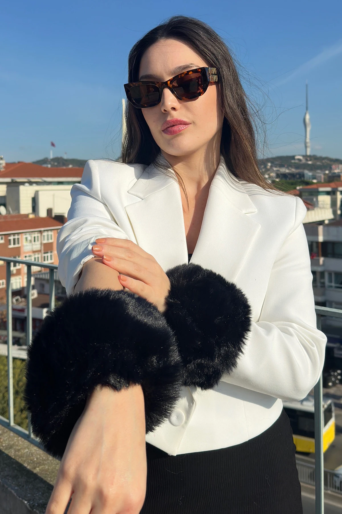 Kadın Lüks Peluş Manşet Bİleklik Suni Kürk Kolluk · Model üzerinde detay