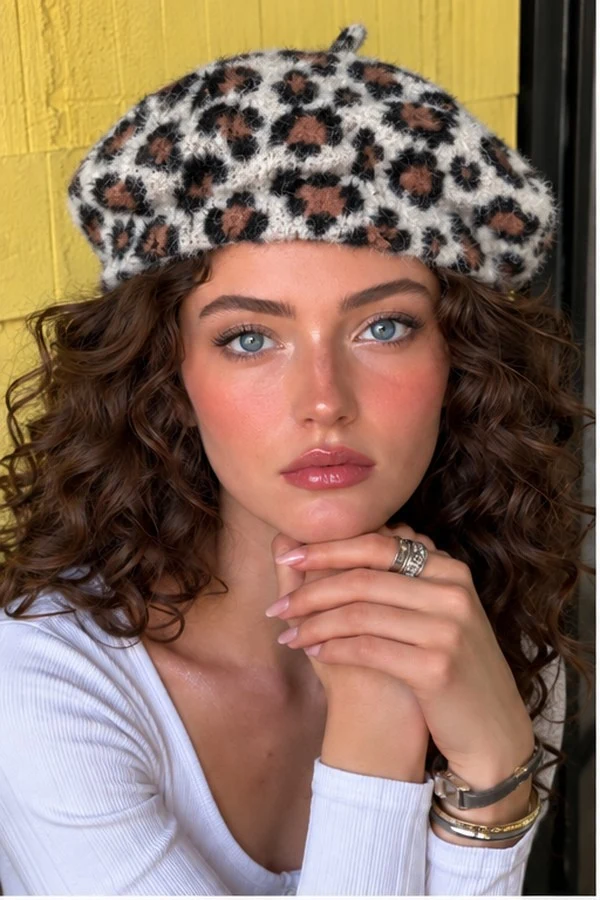 Leopar Desenli Yumuşak Ressam Bere · Modelli kullanım