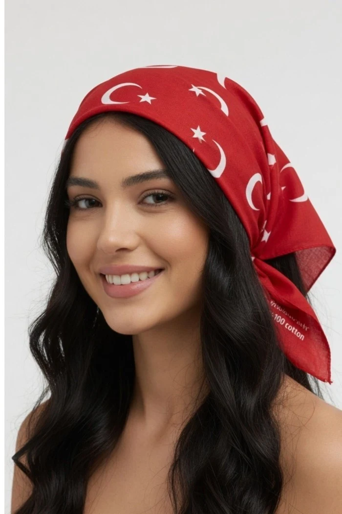 Unisex Ay Yıldız Desenli Pamuklu Bandana · Modelli kullanım