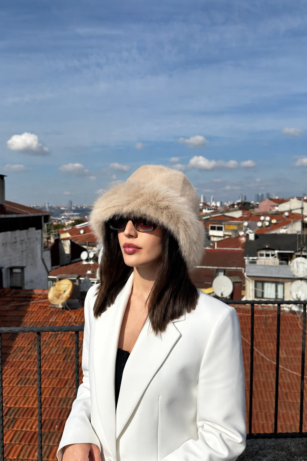Kadın Luxury Peluş Kışlık Suni Kürklü Bucket Kalpak Şapka · Model üzerinde detay