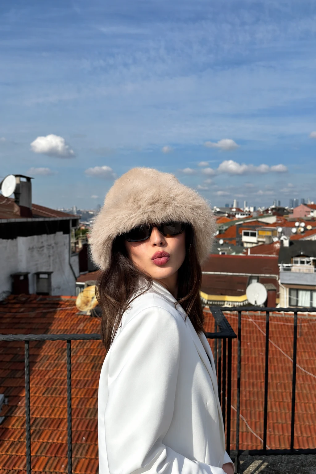 Kadın Luxury Peluş Kışlık Suni Kürklü Bucket Kalpak Şapka · Model üzerinde detay